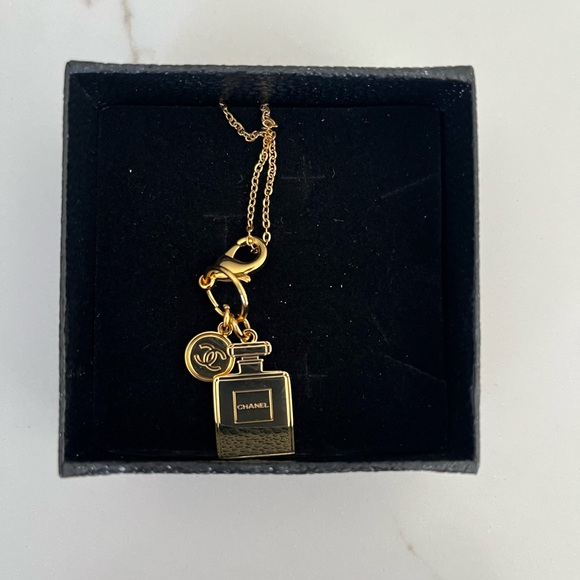 Chanel authentic charm, comes with box and unbranded chain, gold, plus ribbon - Picture 4 of 5